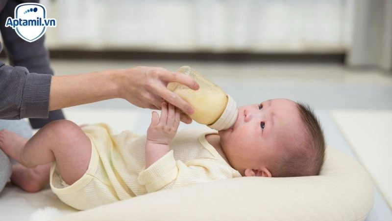 bé bú mẹ có cần uống thêm sữa công thức