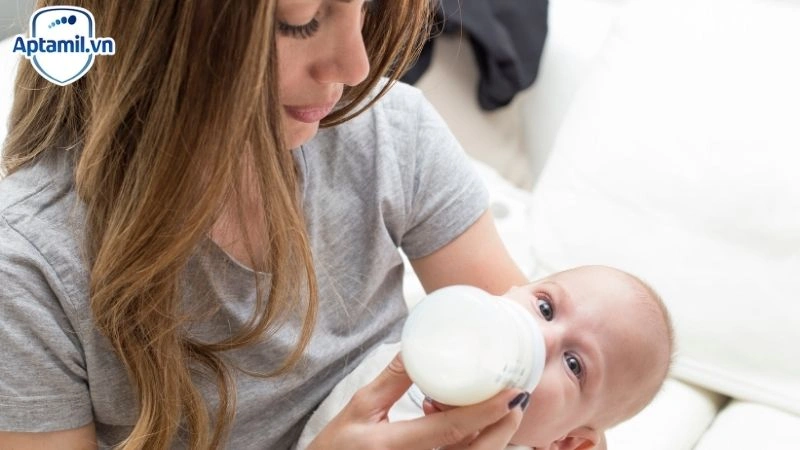 bé bú mẹ có cần uống thêm sữa công thức