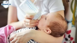 bé bú mẹ có cần uống thêm sữa công thức
