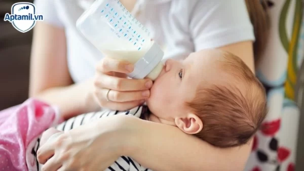 bé bú mẹ có cần uống thêm sữa công thức