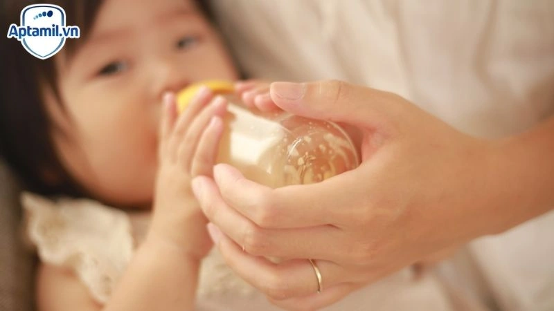 bé hay ốm vặt phải làm sao