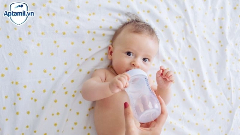 bé hay ốm vặt phải làm sao