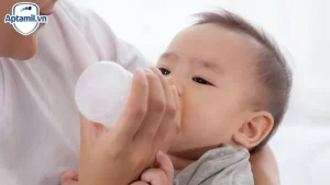 trẻ bị táo bón nên uống gì