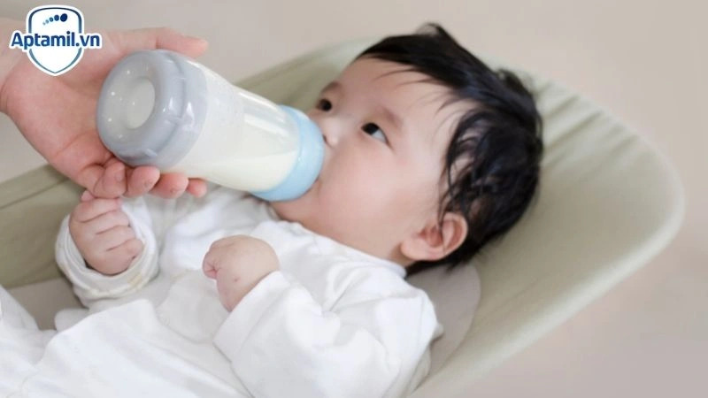 trẻ bị táo bón nên uống gì