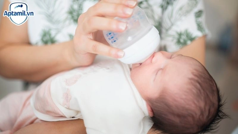trẻ sinh non có nên dùng sữa công thức