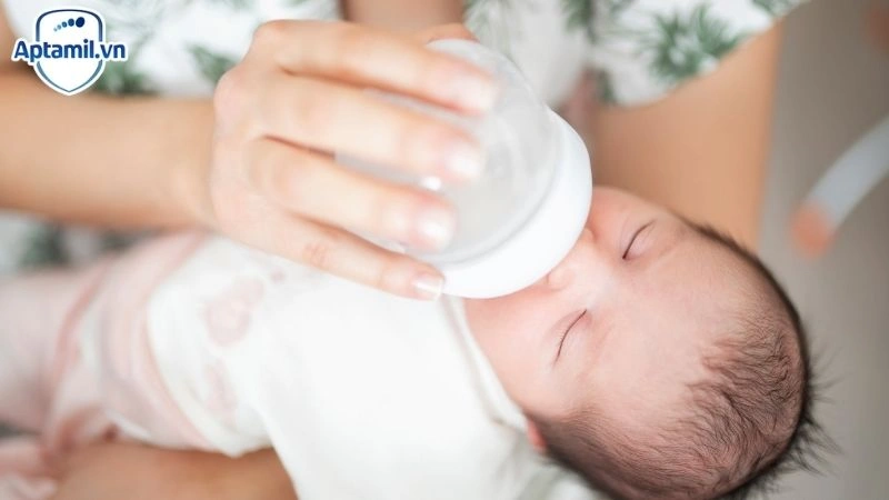 trẻ sinh non có nên dùng sữa công thức