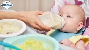 trẻ sinh non uống sữa gì