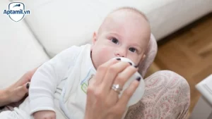 trẻ sơ sinh nên bú sữa gì