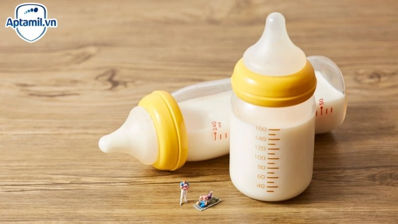 trẻ sơ sinh nên bú sữa gì